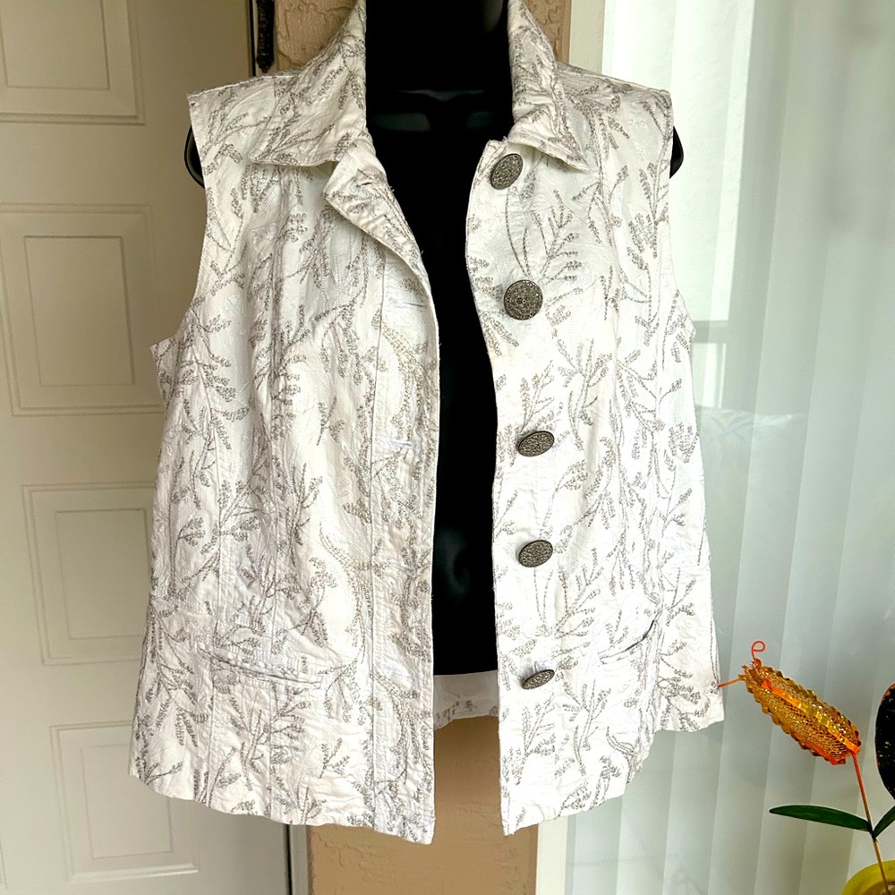 Chicos gorgeous White & Silver Brocaide Vest size 2